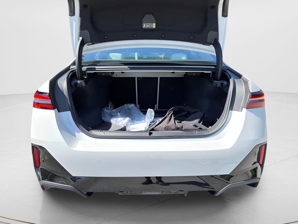 New 2027 Mineral White Metallic BMW 550e xDrive image 22