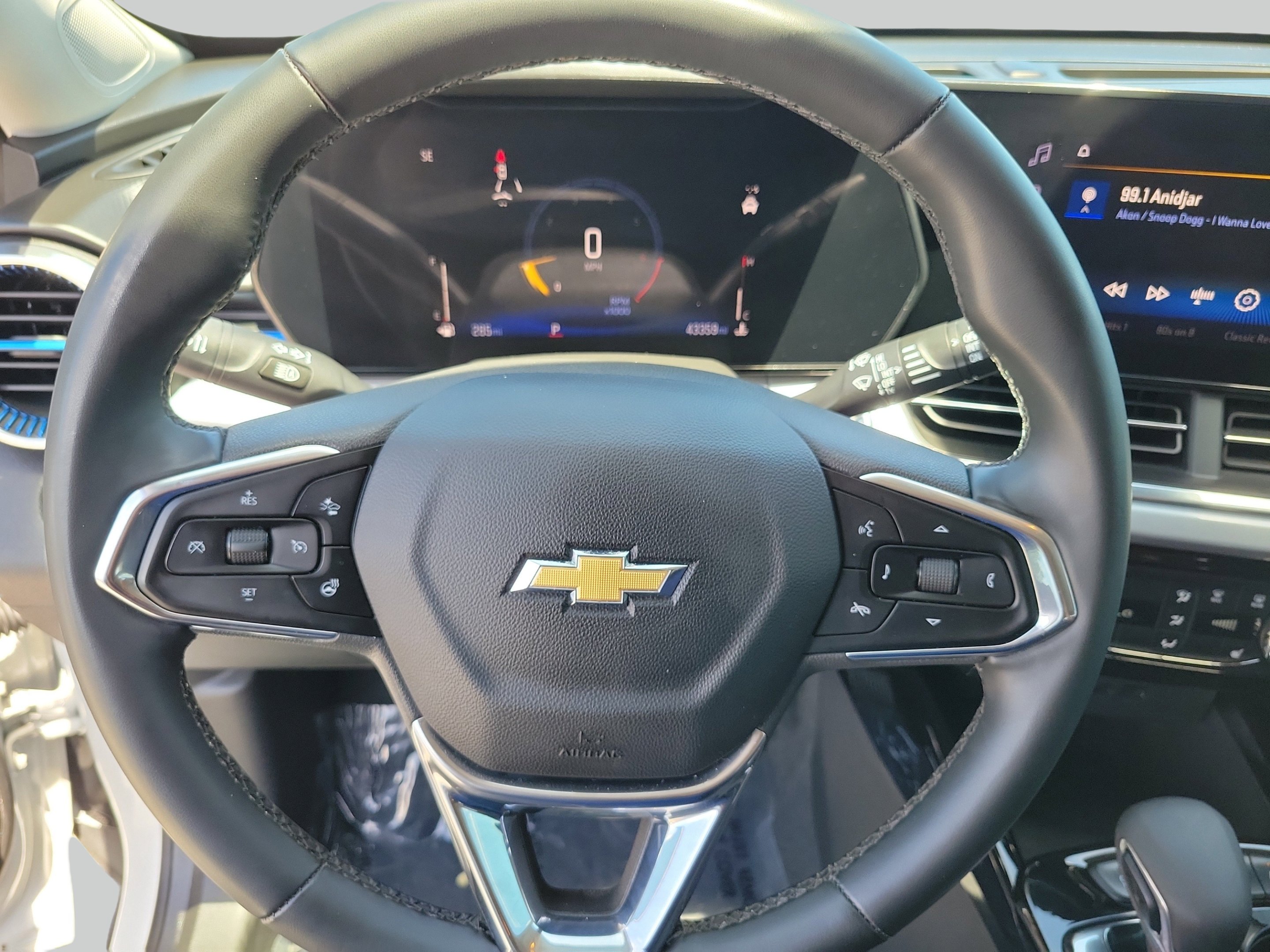Used 2025 Summit White Chevrolet LT image 21