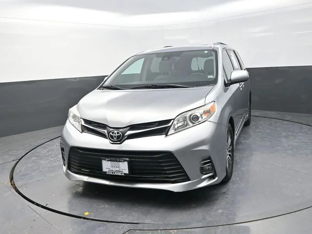 Used 2018 Silver Toyota XLE image 6