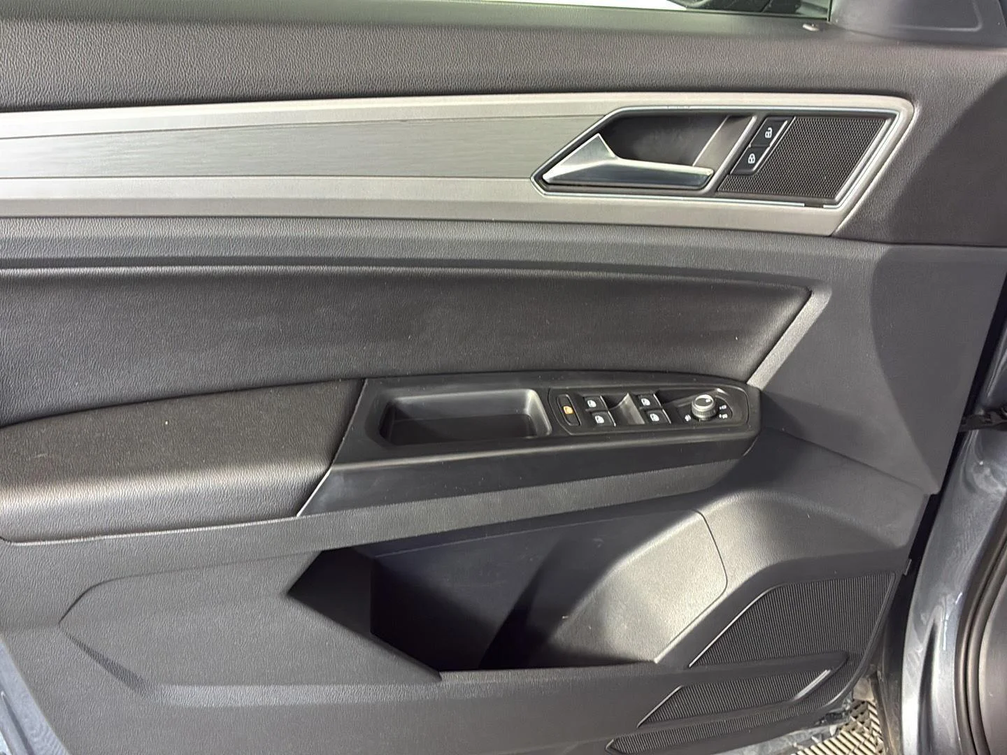 Used 2019 Platinum Gray Metallic Volkswagen 3.6L V6 SE image 27