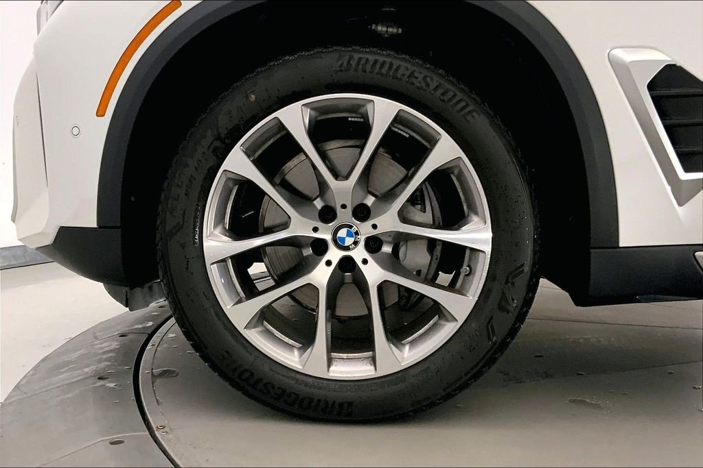 Used 2026 Mineral White Metallic BMW  image 9