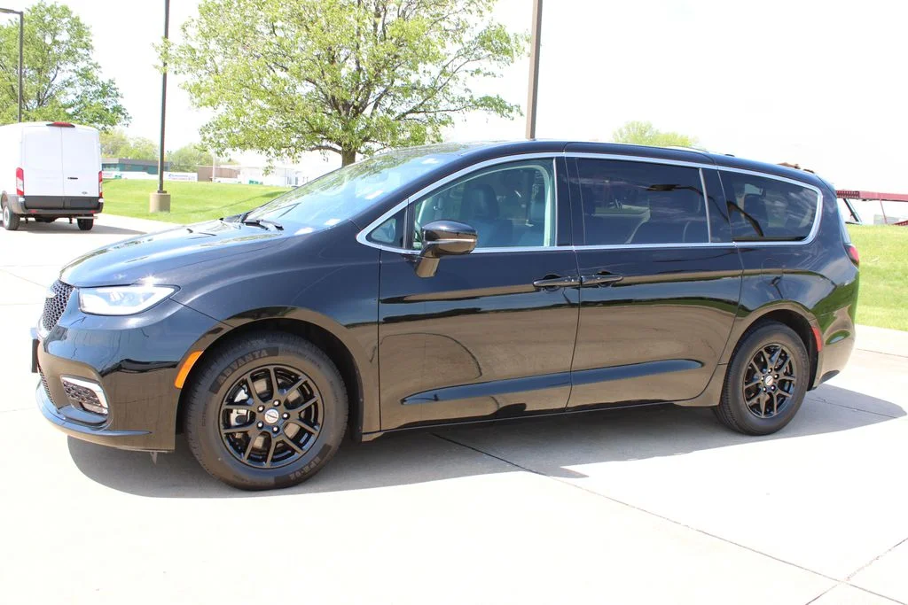 Used 2024 Black Chrysler Touring L image 18