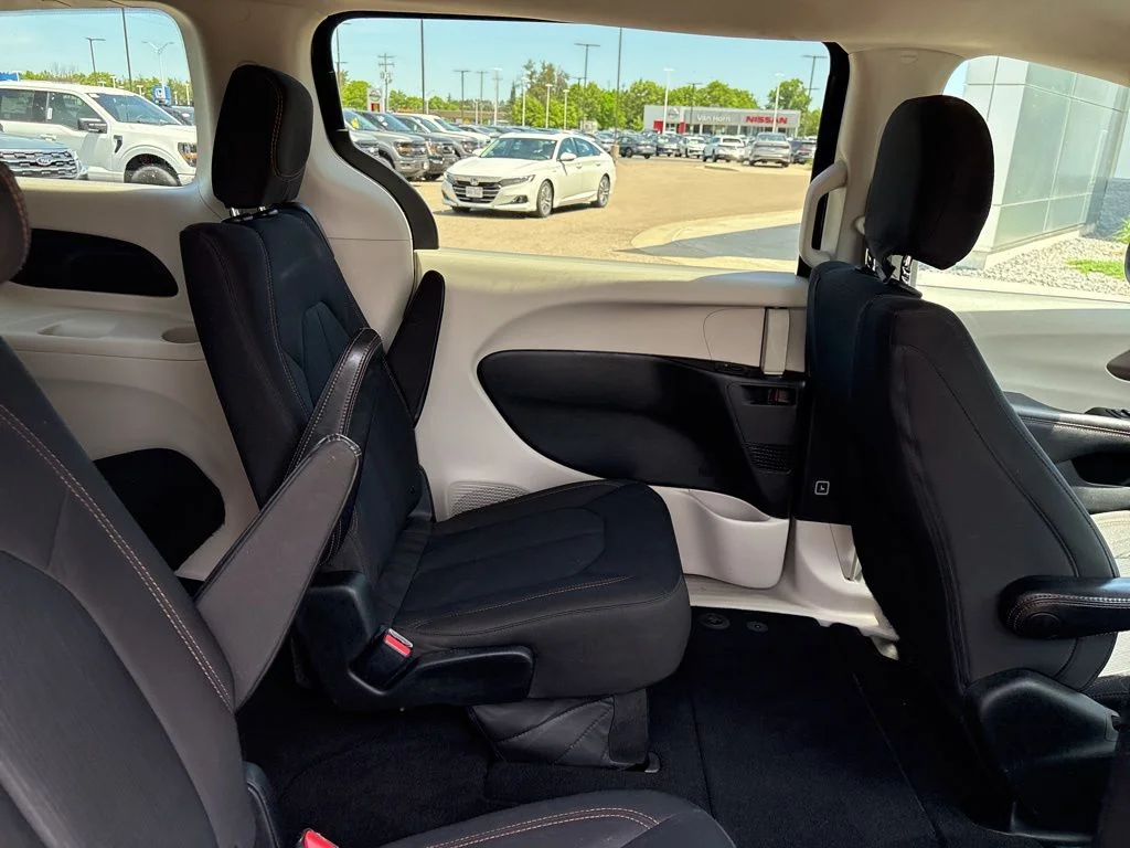 Used 2017 Brilliant Black Crystal Pearlcoat Chrysler Touring image 28