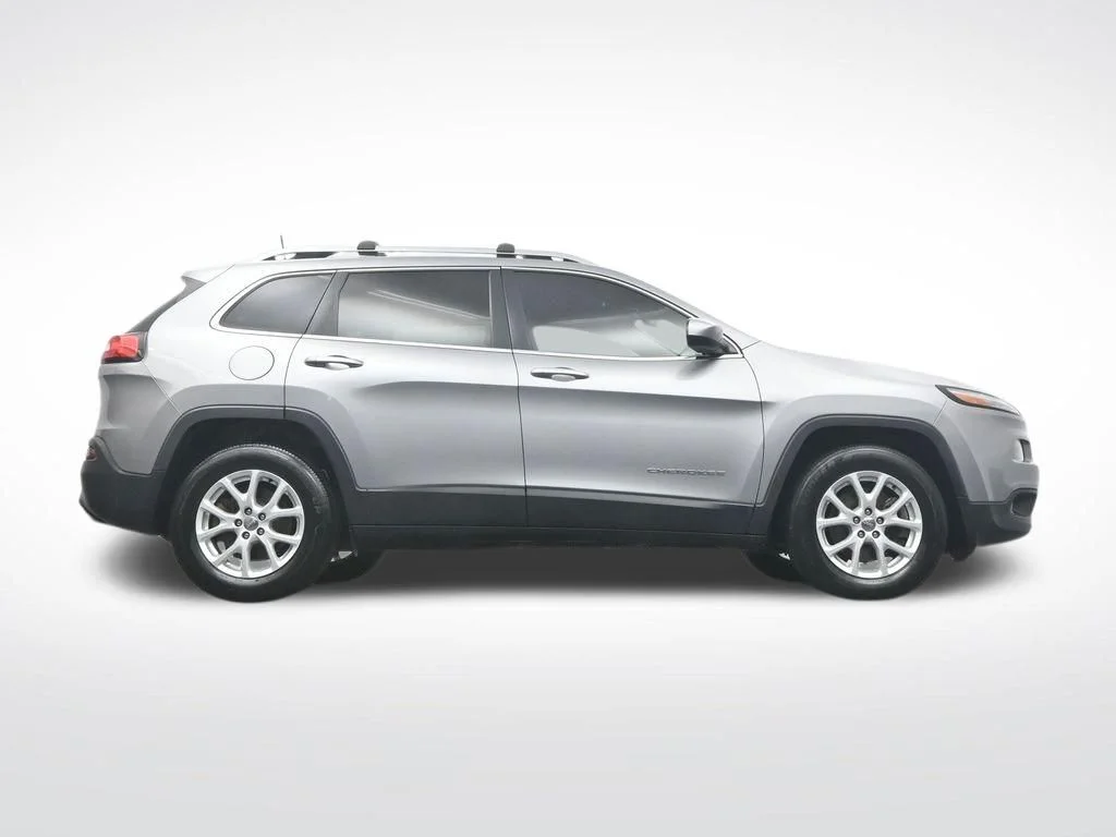 Used 2017 Billet Silver Metallic Clearcoat Jeep Latitude image 34