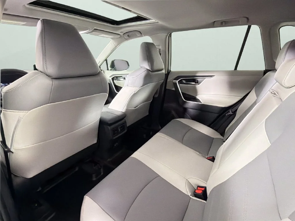 Used 2023  Toyota XLE Premium image 30