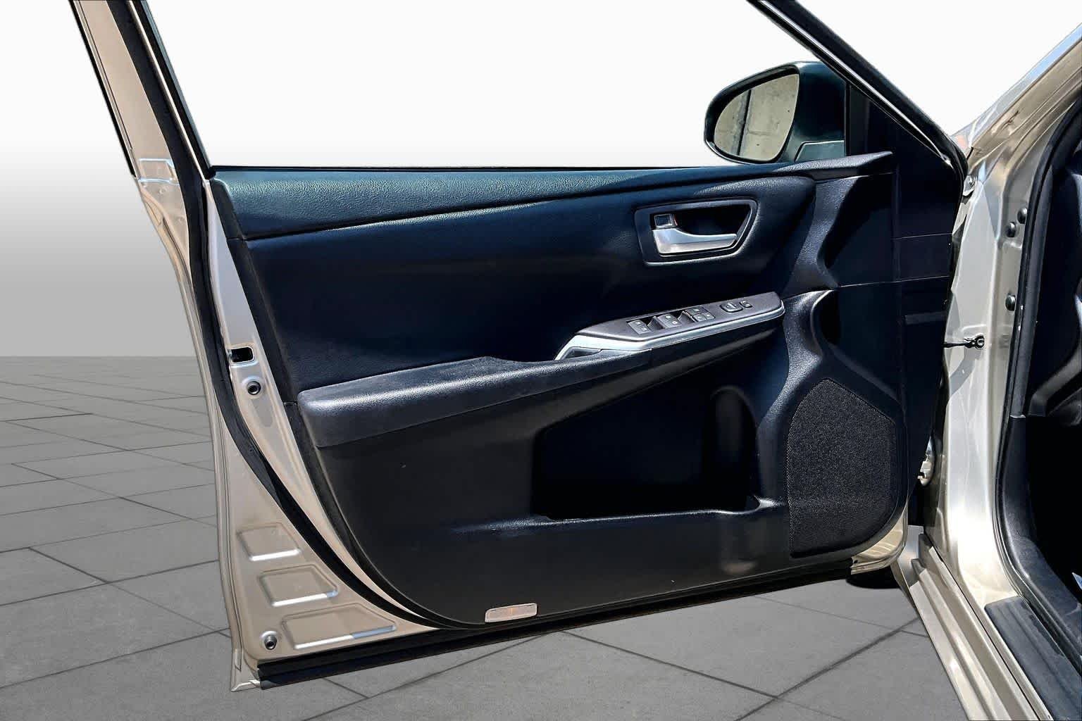 Used 2016 Creme Brulee Mica Toyota SE image 22