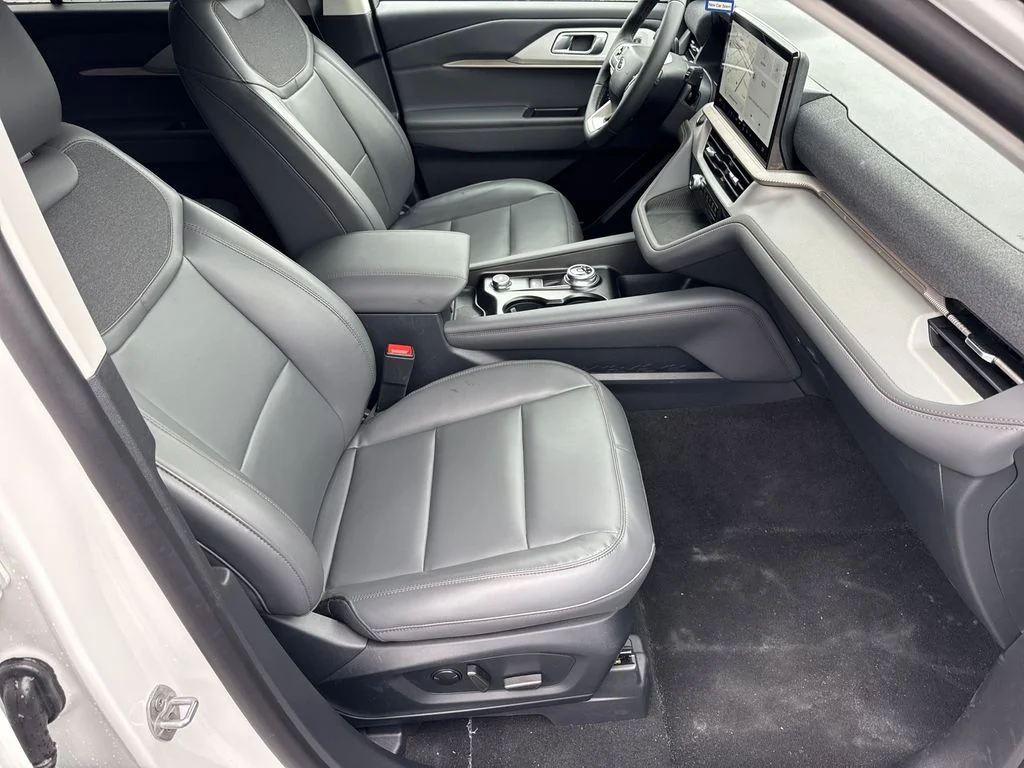 New 2026 Star White Metallic Tri-Coat Ford Active image 13