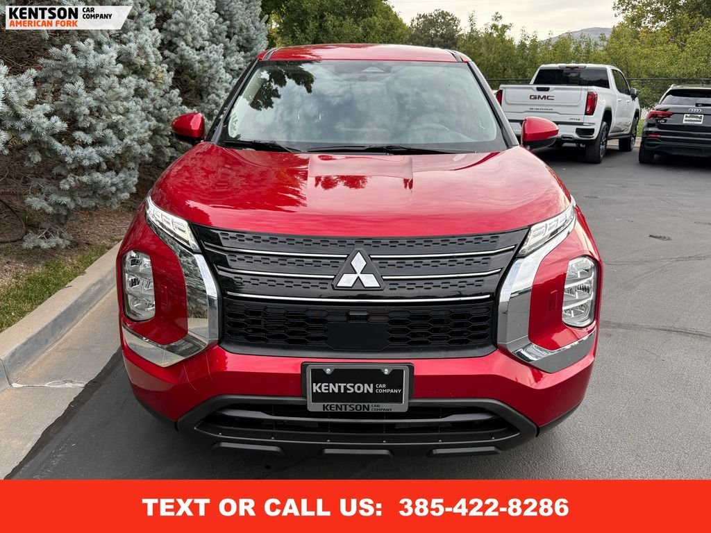 2023 Mitsubishi Outlander ES photo 2