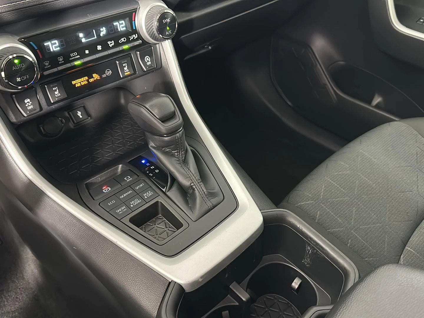 Used 2022 White Toyota XLE image 25