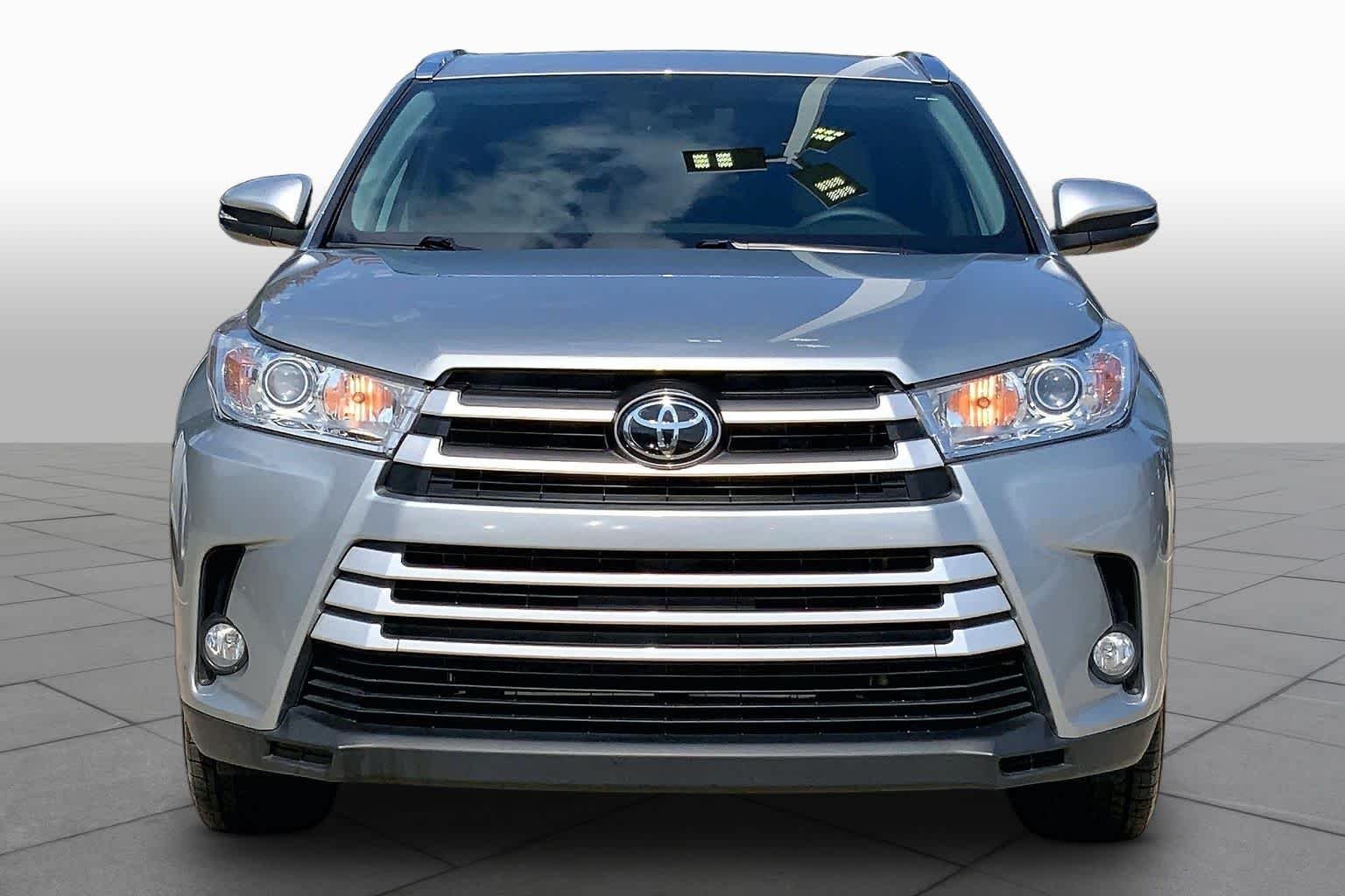 Used 2019 Celestial Silver Metallic Toyota XLE image 4