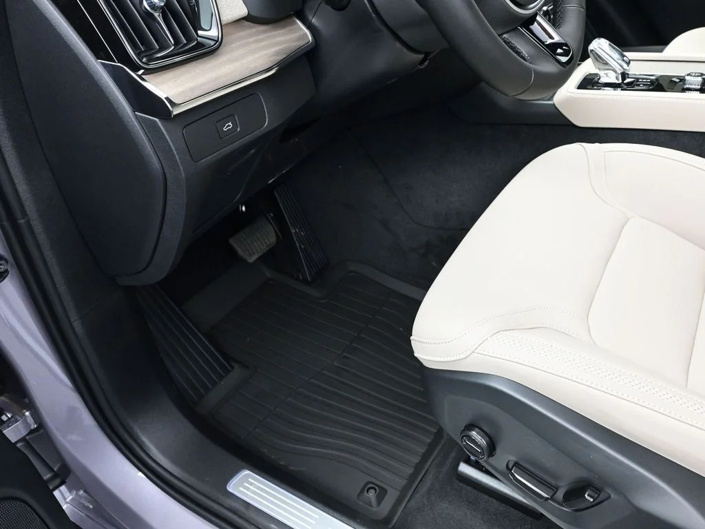New 2026 Aurora Silver Volvo Plus image 9