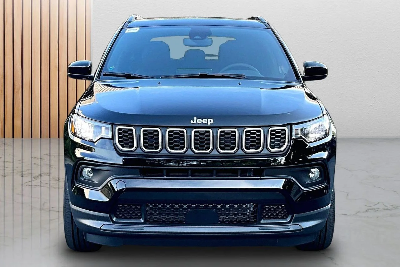 New 2026 Diamond Black Crystal Pearlcoat Jeep Latitude image 3