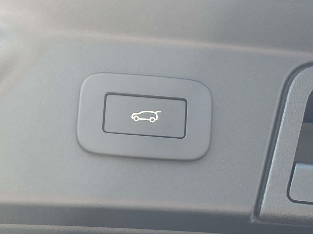 New 2026 Santorini Black Land Rover Dynamic SE image 14