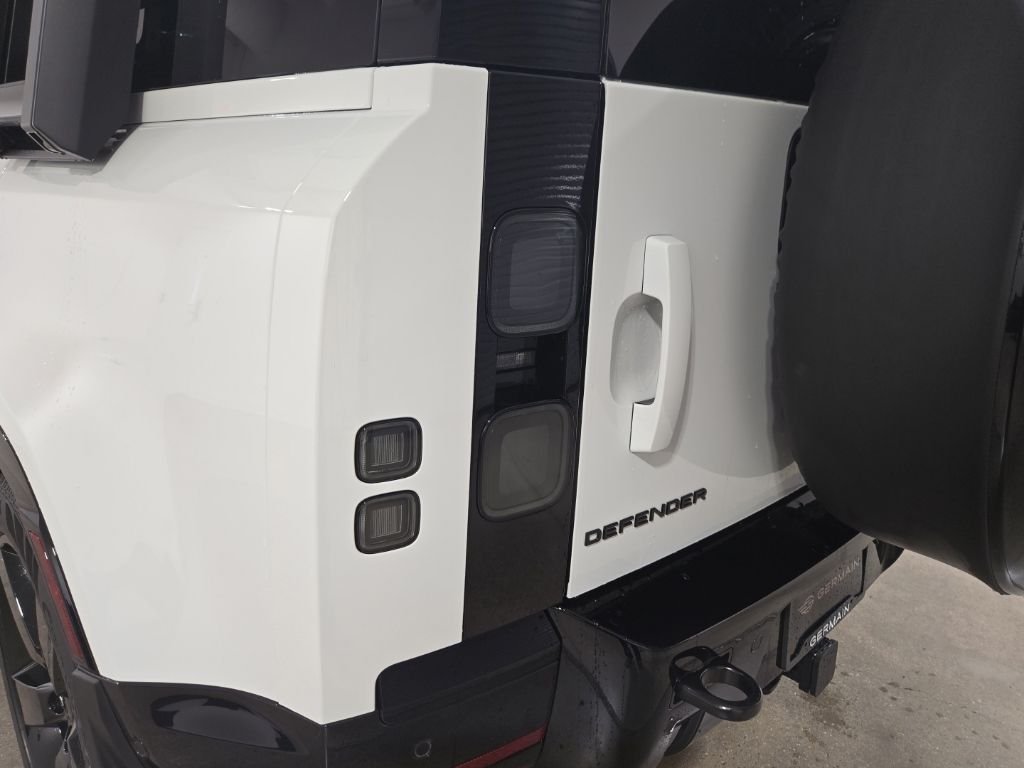 New 2026 Fuji White Land Rover X-Dynamic SE image 25