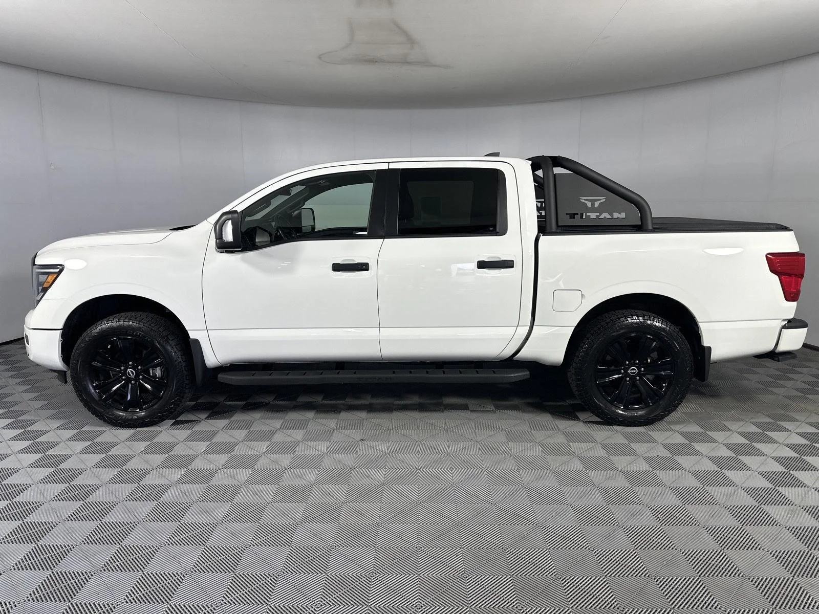 Used 2024 Glacier White Nissan SV image 4
