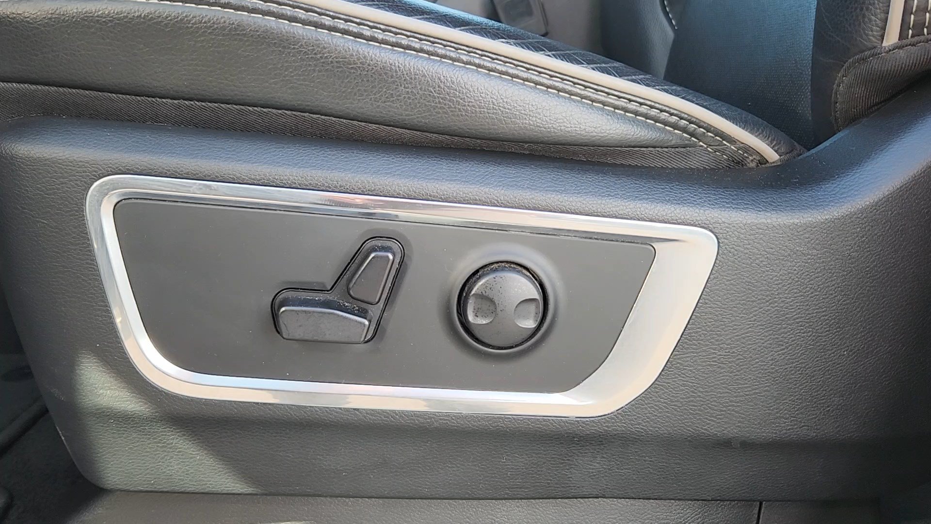 Used 2025 Bright White Clearcoat Ram Laramie image 9