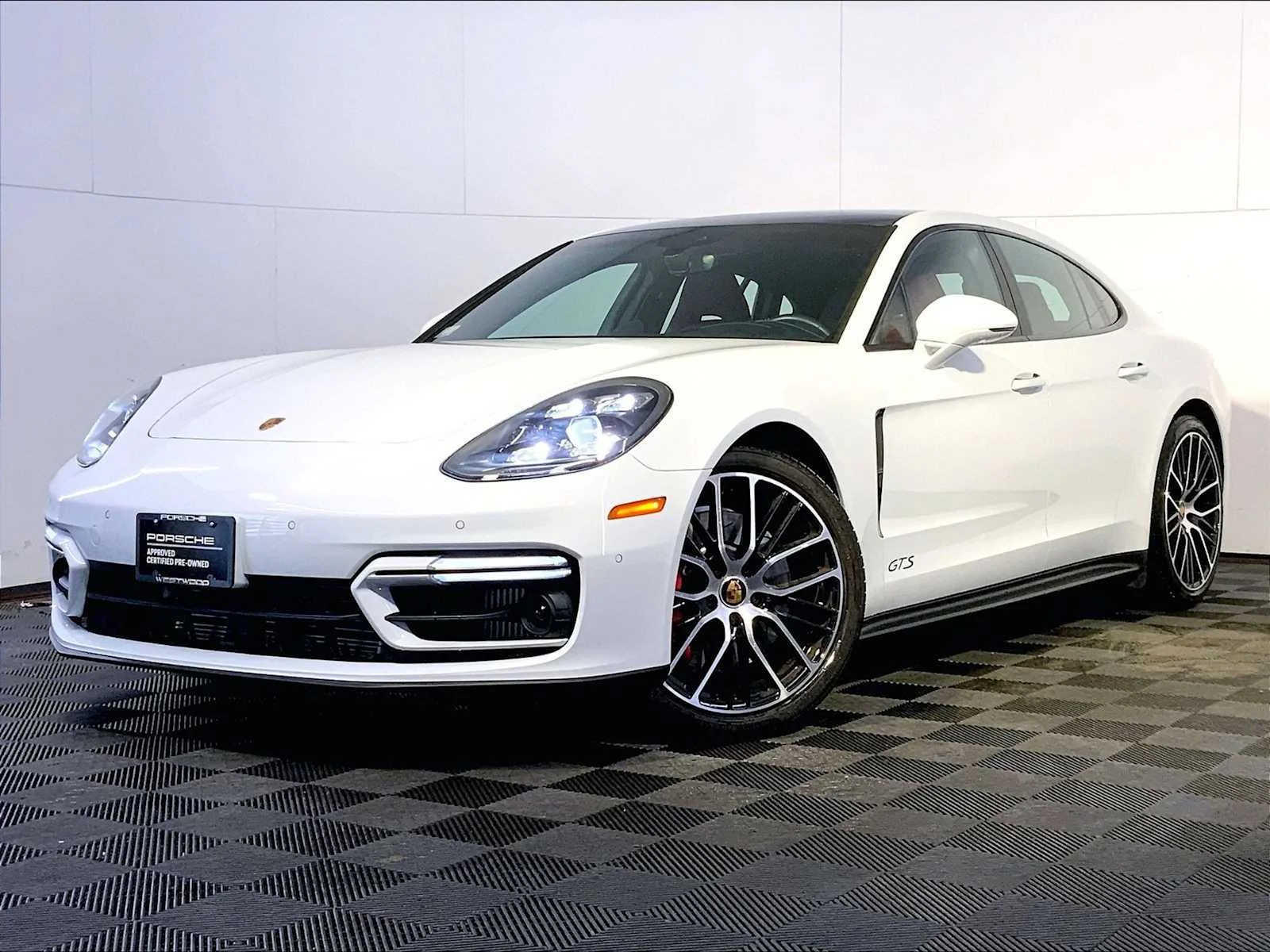 2023 Porsche Panamera GTS's photo