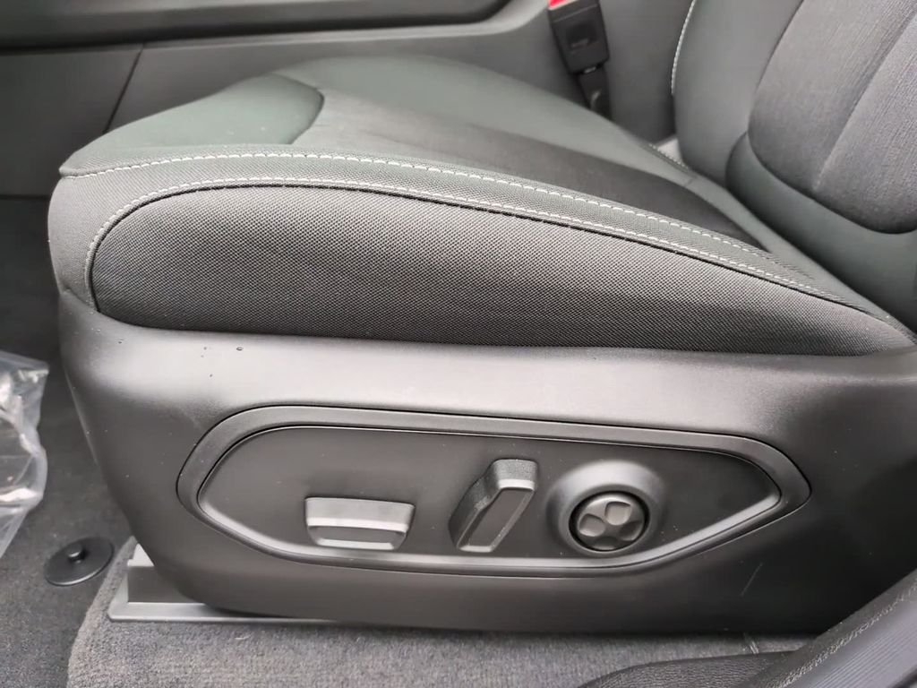 New 2026 Bright White Clear-Coat Exterior Paint Jeep Laredo X image 15