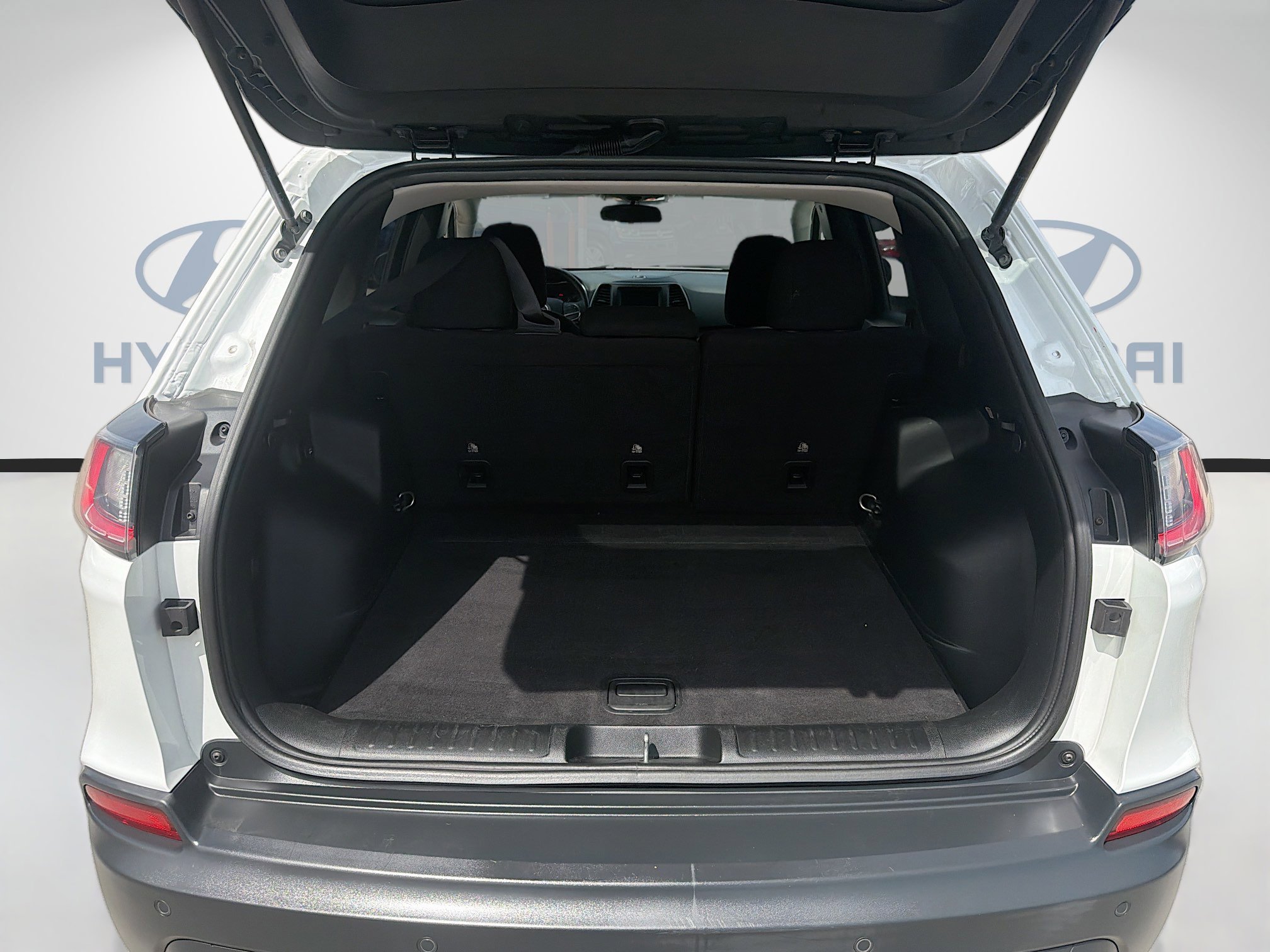 Used 2019 Bright White Clearcoat Jeep Latitude image 25
