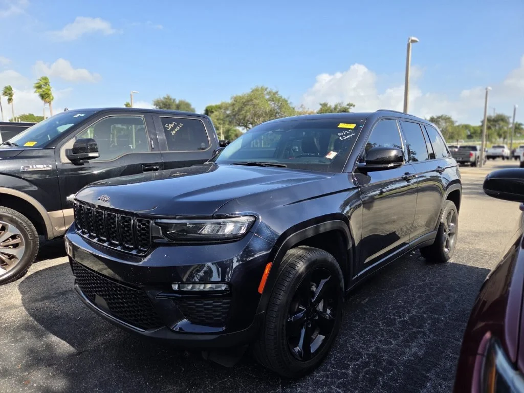 Used 2024 Midnight Sky Jeep Limited image 3