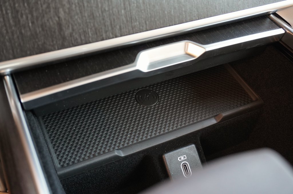 New 2026 Carpathian Grey Land Rover SE image 26