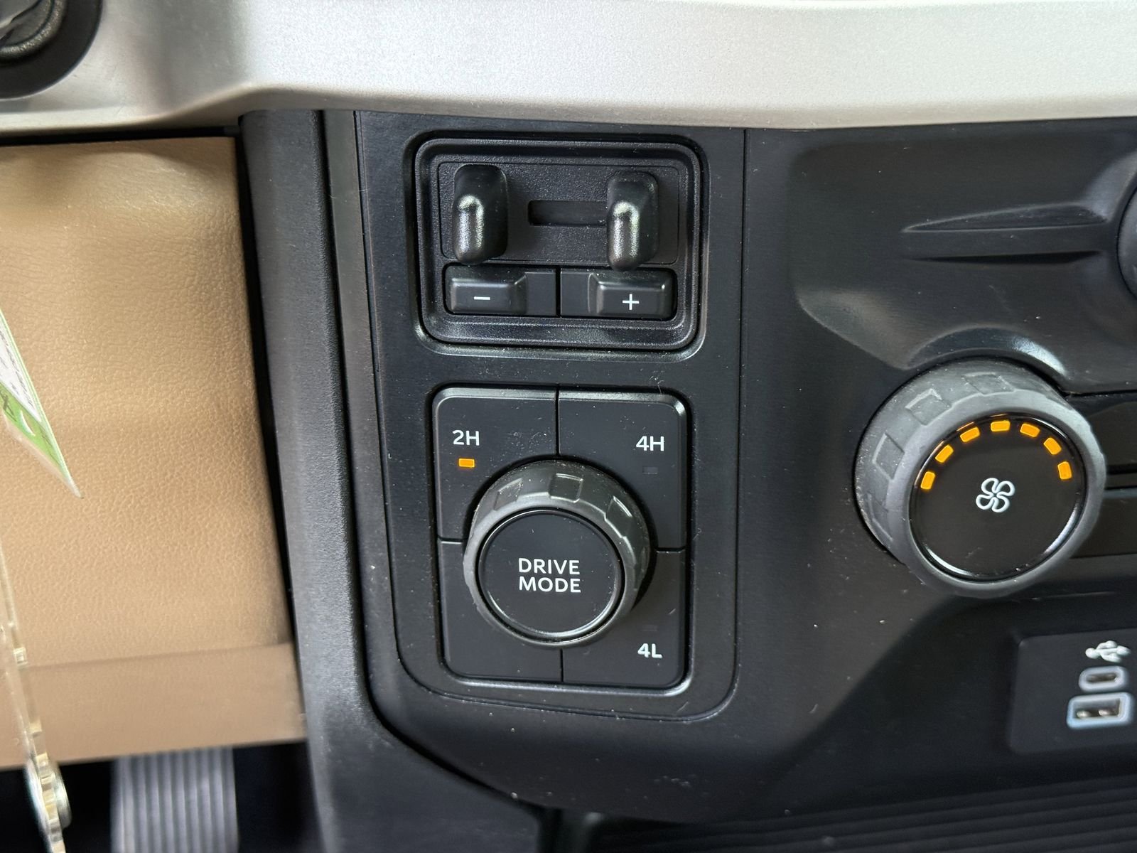 Used 2024 Oxford White Ford XLT image 25