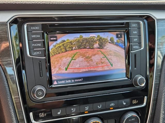 Used 2018 Silver Volkswagen 2.0T SEL Premium image 23