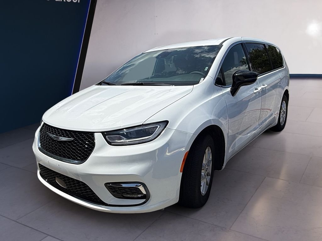 Used 2025 White Chrysler Select image 1