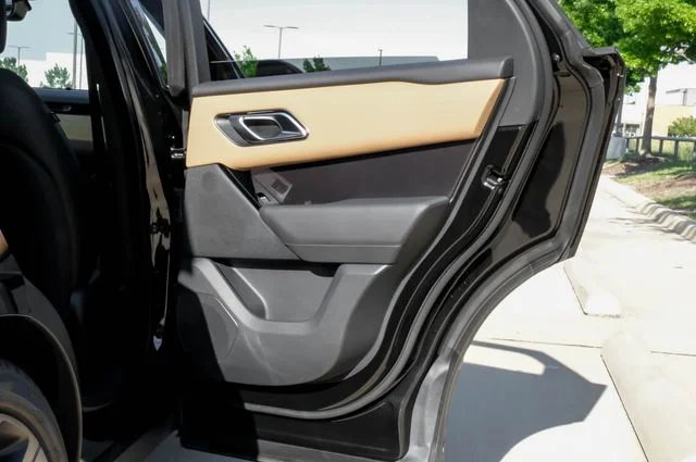 New 2026 Santorini Black Metallic Land Rover Autobiography image 51
