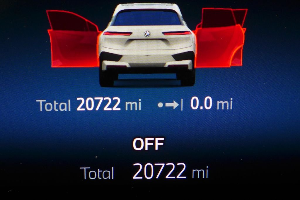 Used 2024 Mineral White Metallic BMW xDrive50 image 31