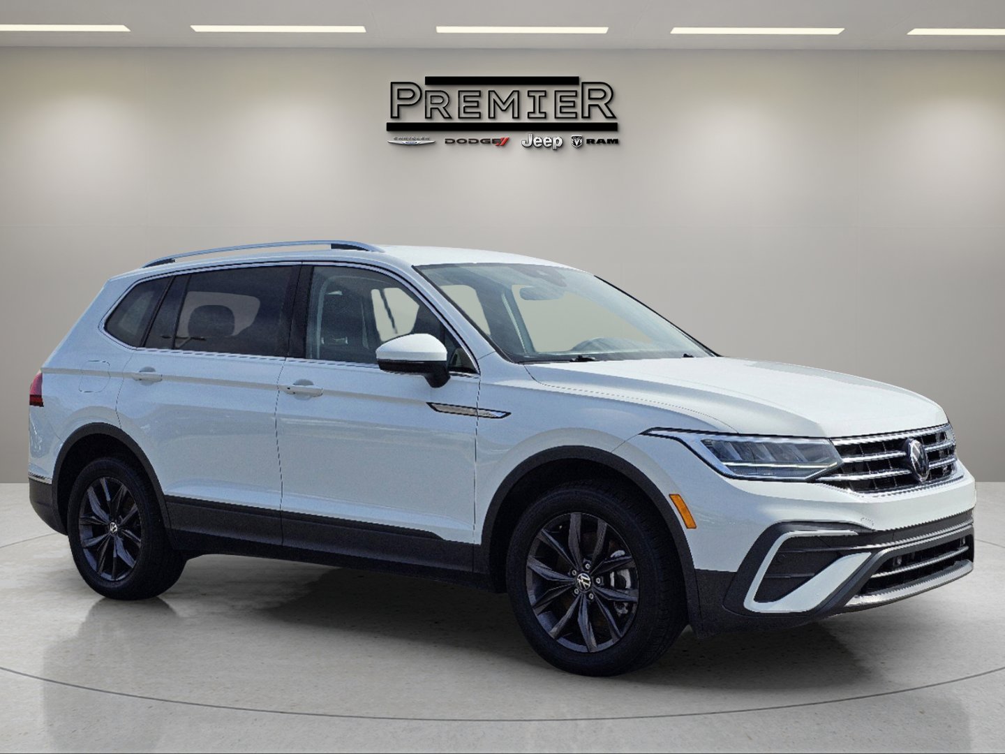 Used 2024 Pure White Volkswagen SE image 3