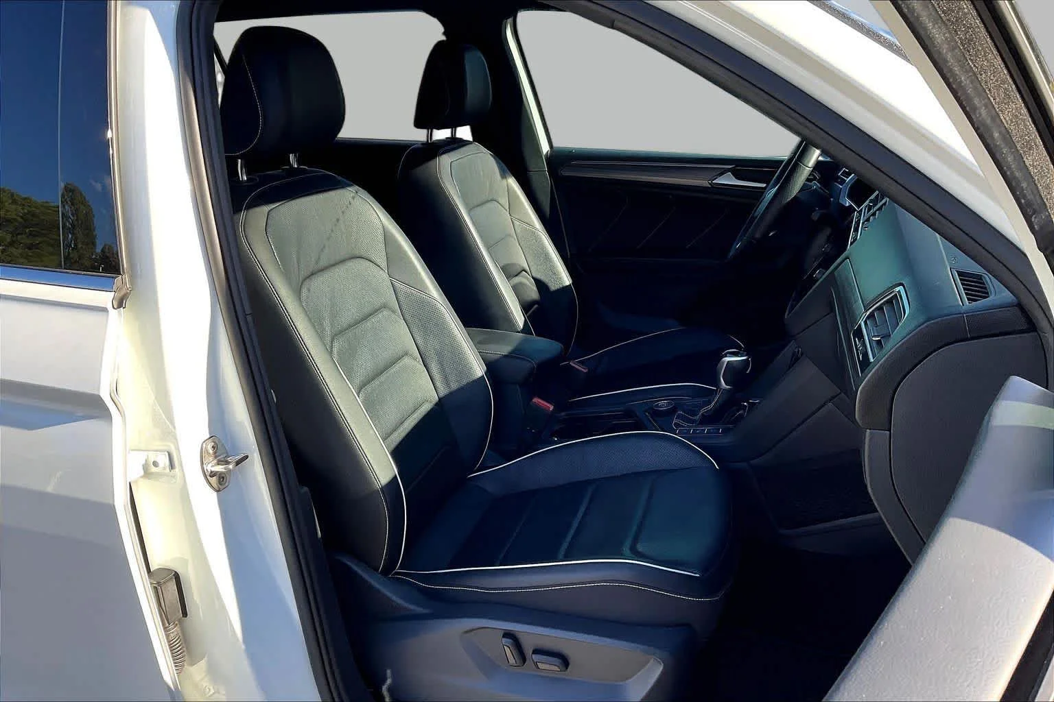 Used 2022 Oryx White Pearl Volkswagen SEL R-Line image 9