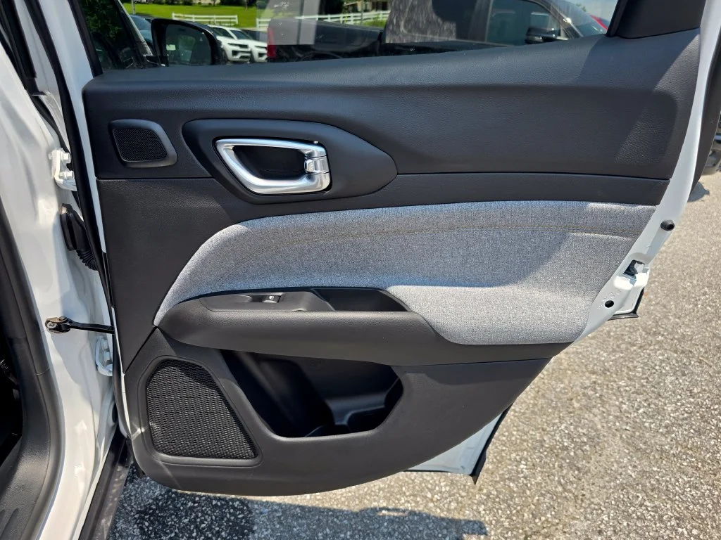 New 2026 White Jeep Latitude image 38