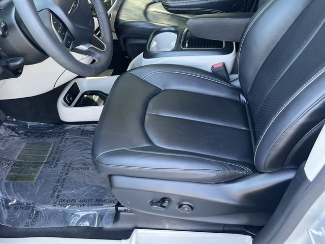 Used 2024 Silver Mist Clearcoat Chrysler Touring L image 11