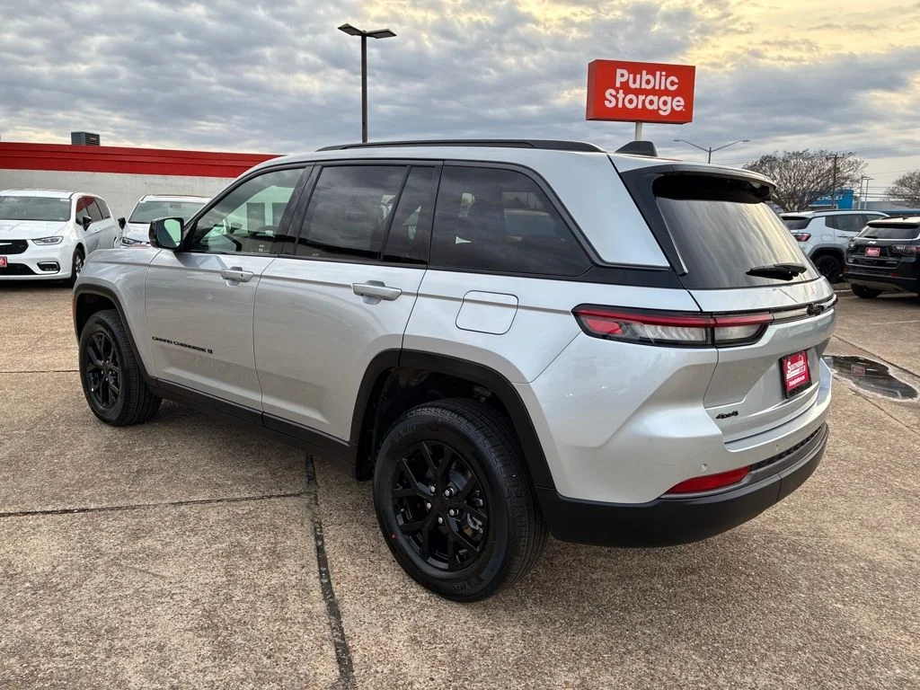 New 2026 Silver Zynith Exterior Paint Jeep Altitude image 3