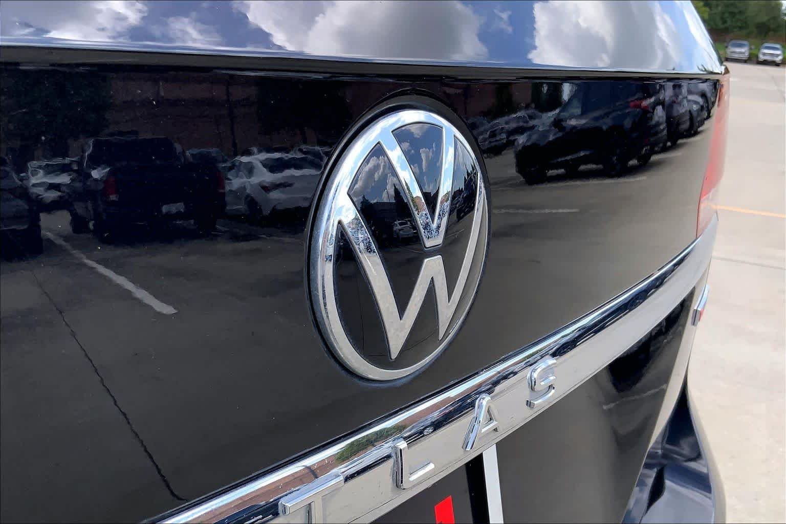 Used 2022 Deep Black Pearl Volkswagen 2.0T SE w/Technology image 10