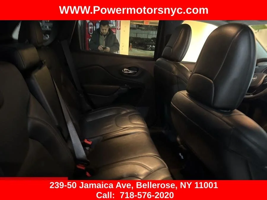 Used 2023 White Jeep Altitude image 18