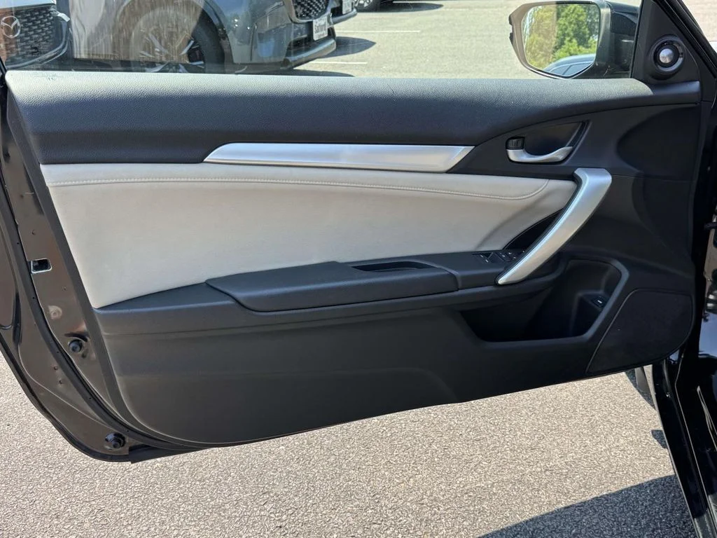 Used 2016  Honda Touring image 26