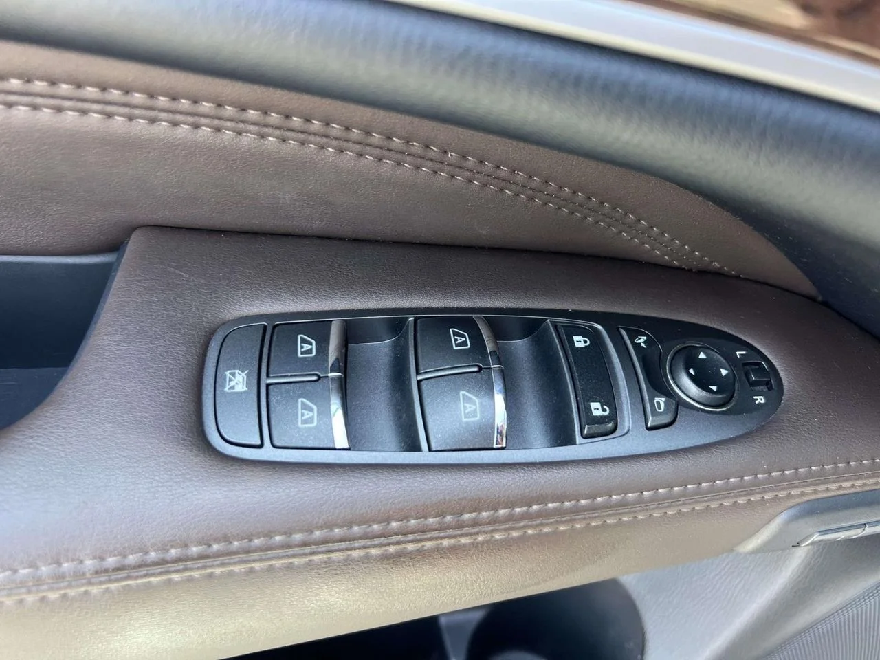 Used 2014 Midnight Garnet INFINITI Base image 24