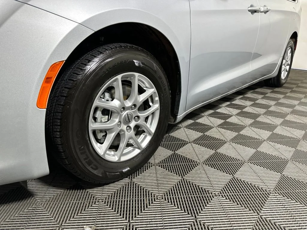 Used 2023 Silver Mist Clearcoat Chrysler LX image 26