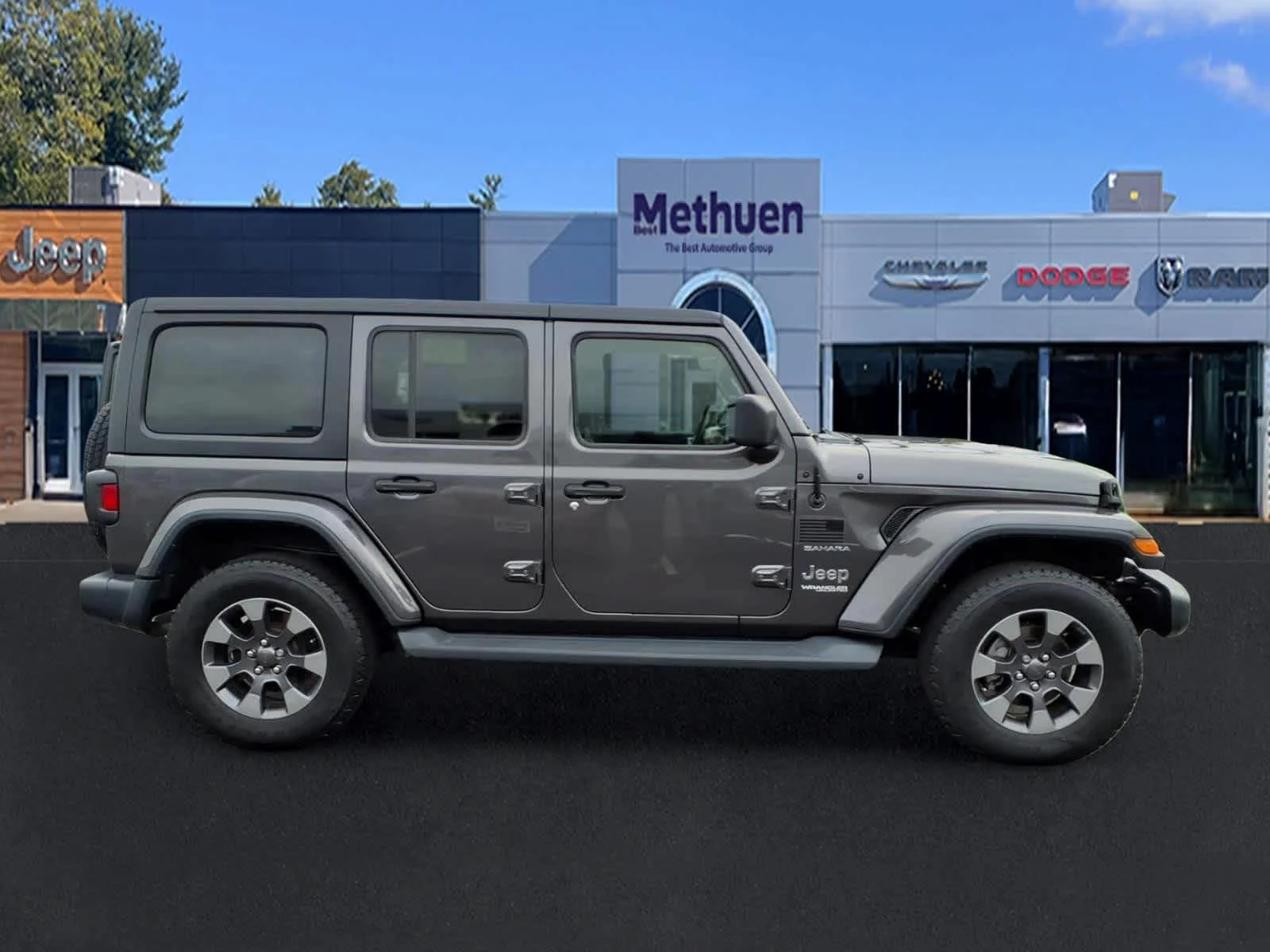 Used 2020 Granite Crystal Metallic Clearcoat Jeep Sahara image 2