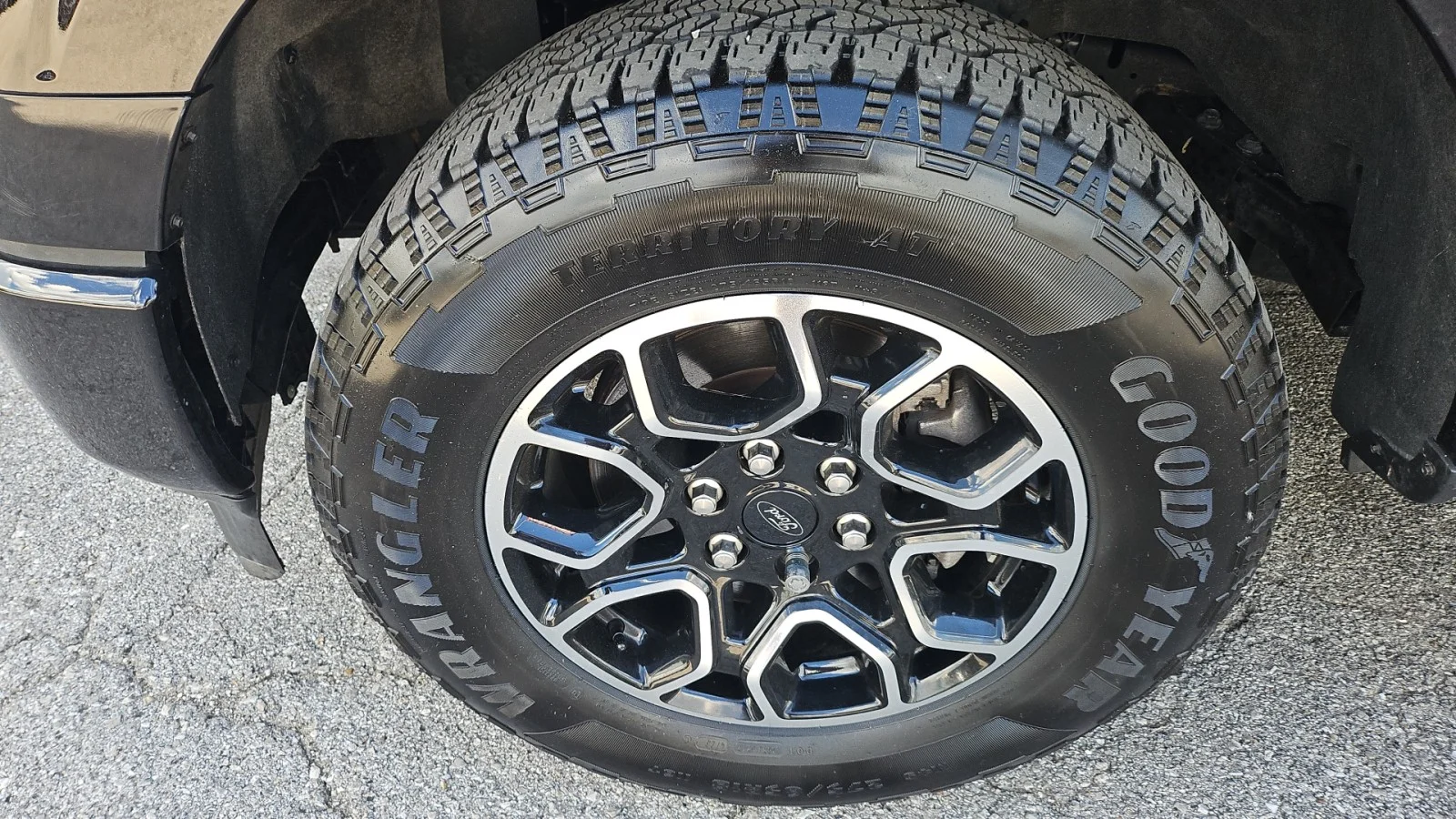 Used 2023 Black Ford XLT image 9