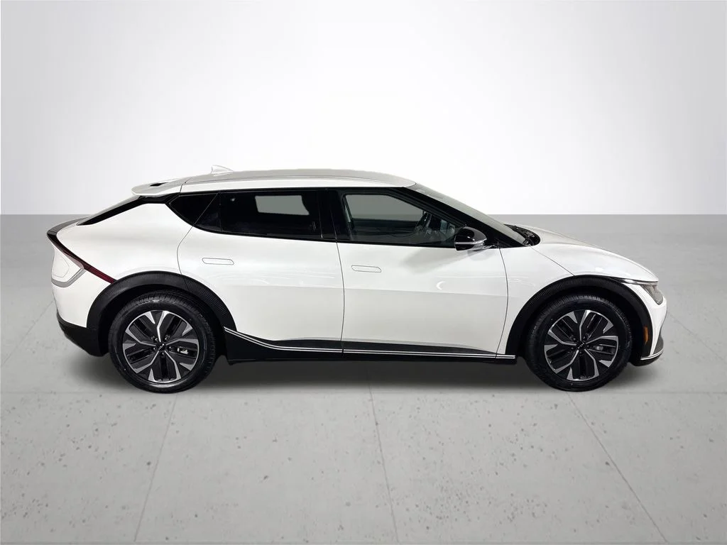 Used 2024 Snow White Pearl Kia Light image 5