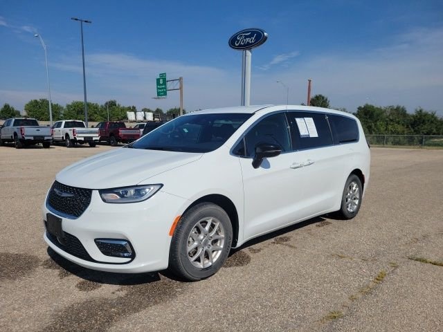 Used 2025 Bright White Clearcoat Chrysler Select image 19