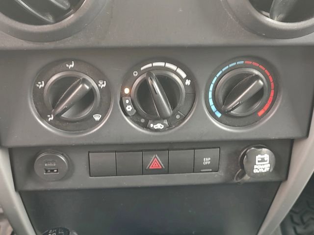 Used 2008 Green Jeep X image 15