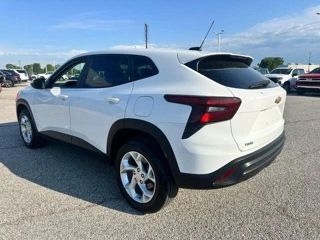 Used 2025 Summit White Chevrolet LS image 3
