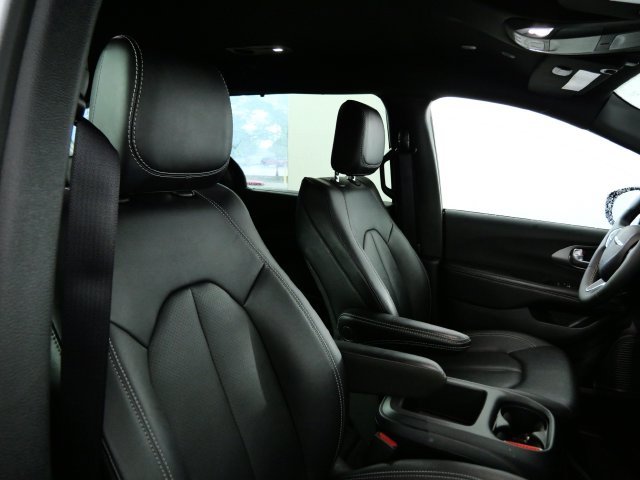 Used 2025 Black Chrysler Select image 11