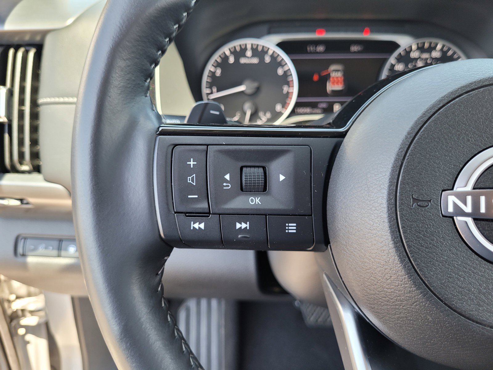 2025 Nissan Pathfinder SL - Photo 23