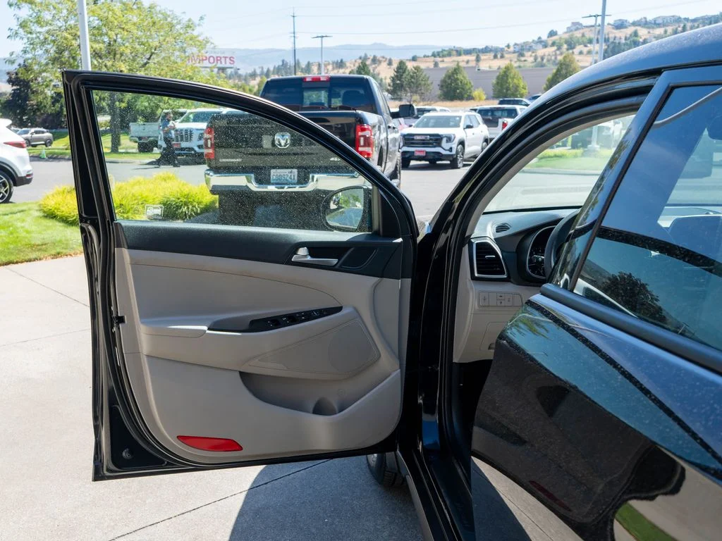 Used 2020 Black Hyundai SE image 15