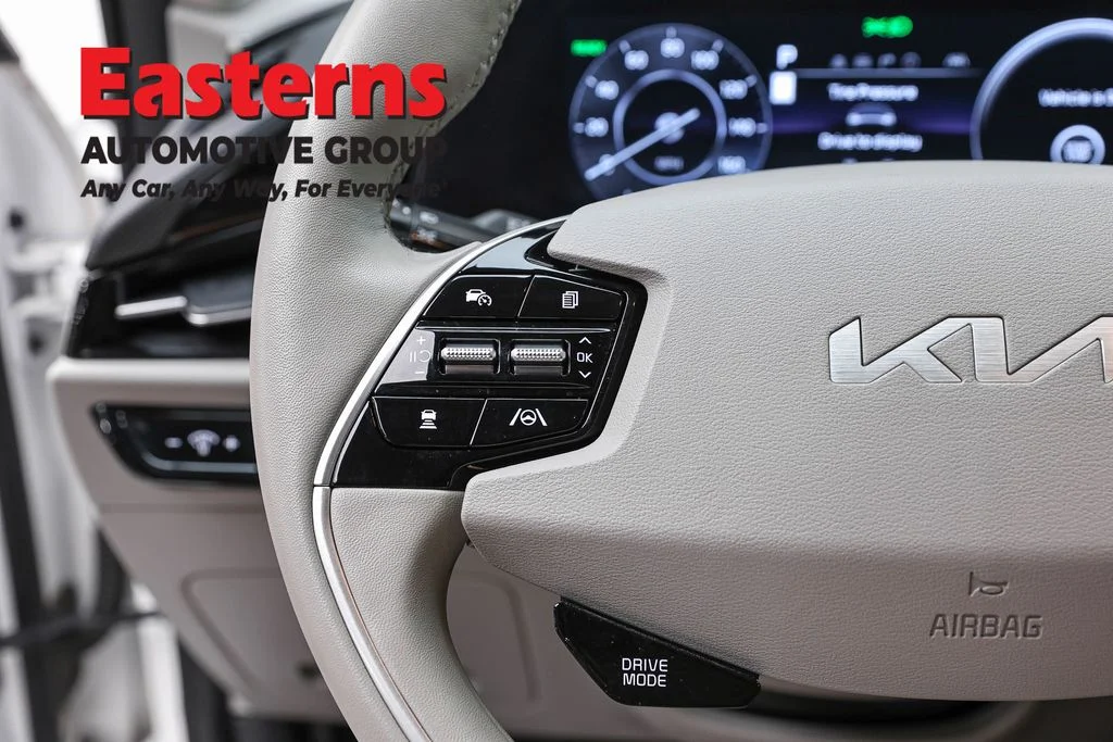Used 2023 White Kia Wind image 15